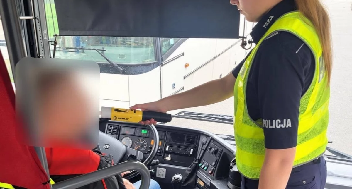 policja, Policjanci kontrolują autobusy szkolne sprawdzają trzeźwość kierowców [FOTO] - zdjęcie, fotografia