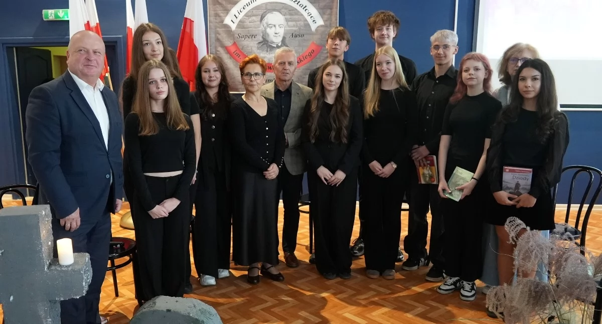 edukacja, Narodowe Czytanie Uczniowie Zambrowie czytali Dziady Adama Mickiewicza [FOTO+VIDEO] - zdjęcie, fotografia