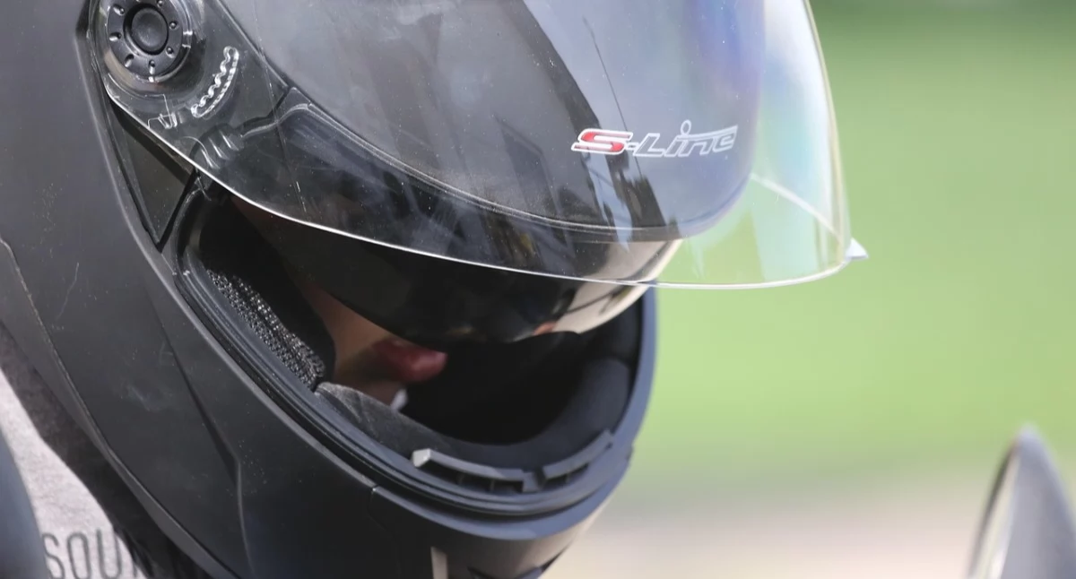 zdjęcie: czarny kask motocyklowy