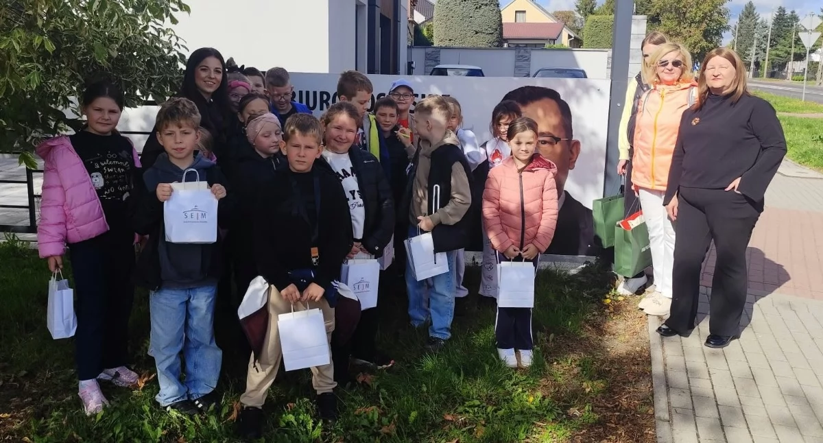 edukacja, Uczniowie zambrowskiej „Trójki” odwiedzili biuro poselskie Stefana Krajewskiego [FOTO] - zdjęcie, fotografia