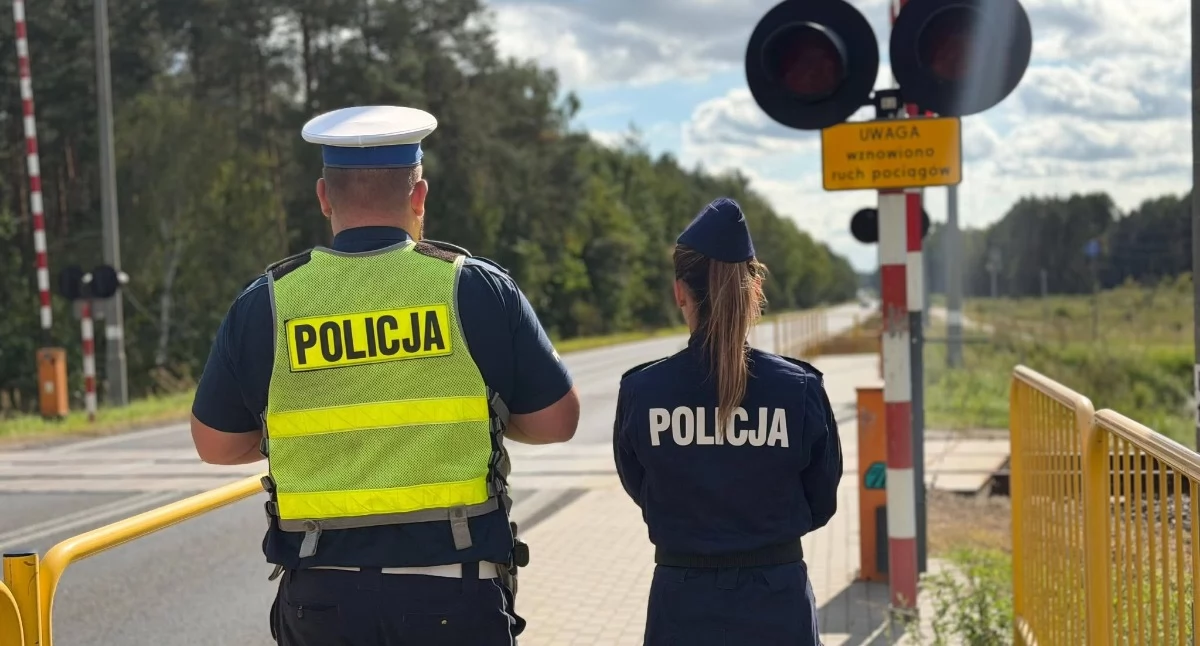 policja, Akcja Bezpieczny przejazd Policjanci kontrolowali torowiska [FOTO] - zdjęcie, fotografia