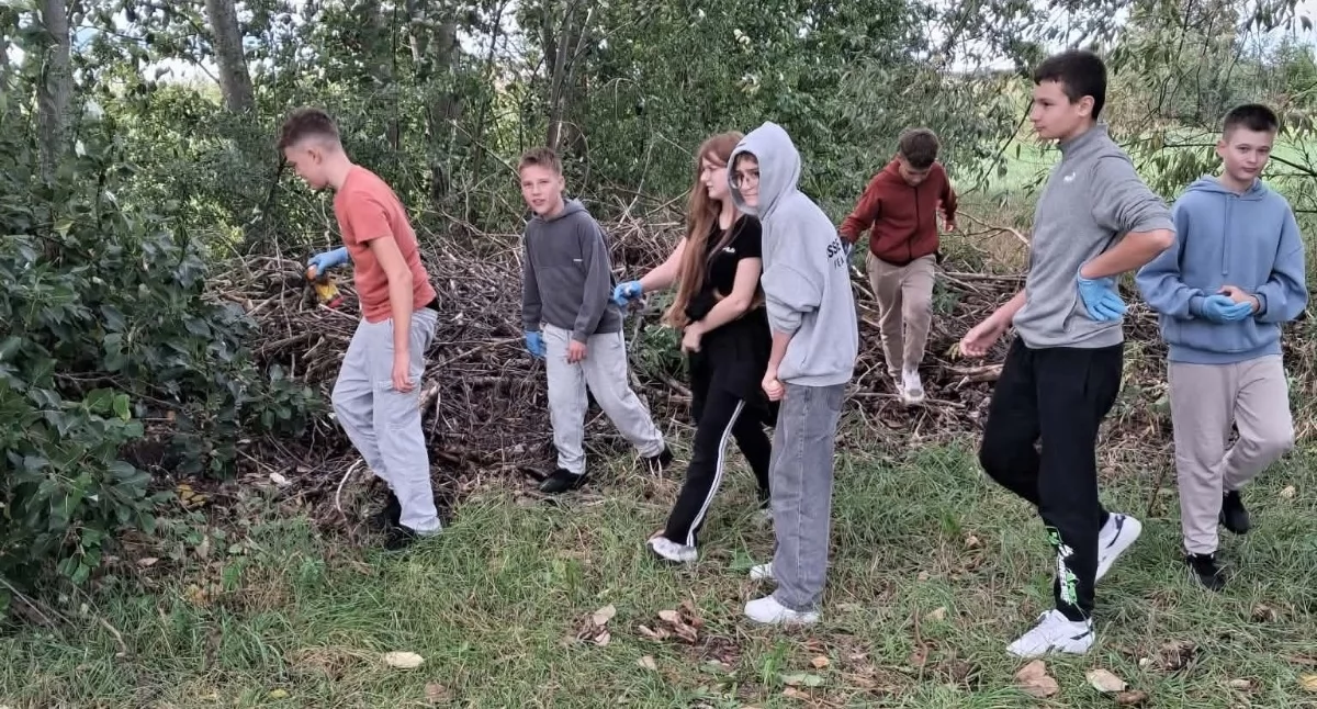 edukacja, Siódmoklasiści Starego Zakrzewa włączyli ogólnopolską akcję Sprzątanie Świata [FOTO] - zdjęcie, fotografia