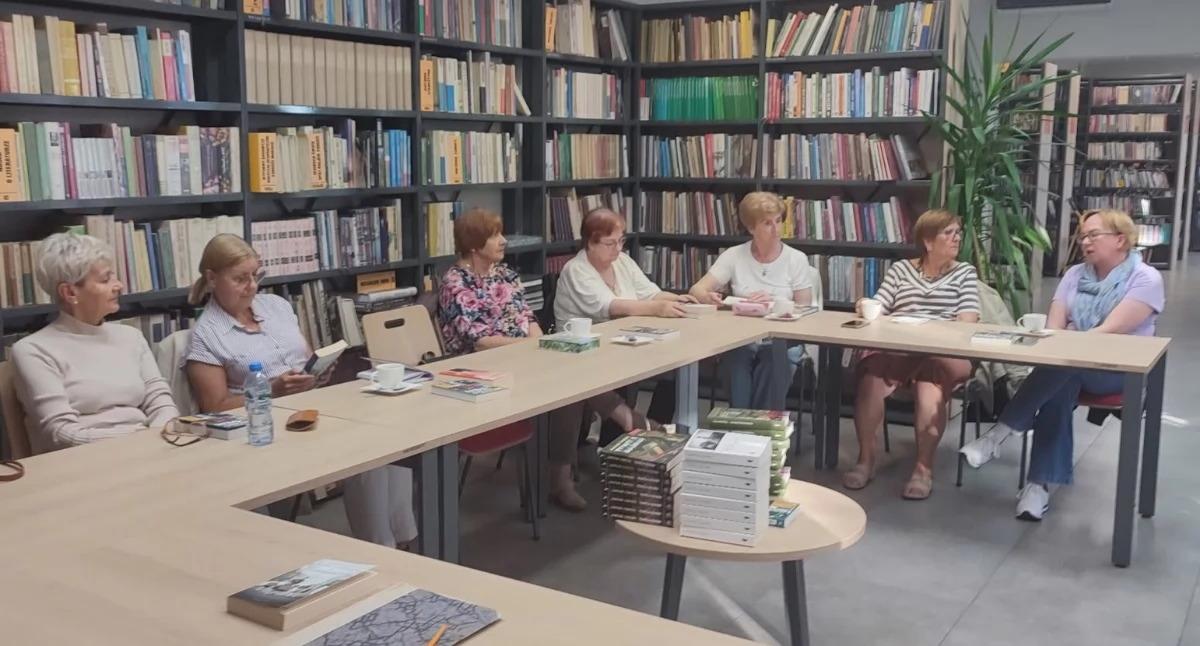 książki publikacje, Spotkanie Dyskusyjnego Klubu Książki zambrowskiej bibliotece [FOTO] - zdjęcie, fotografia
