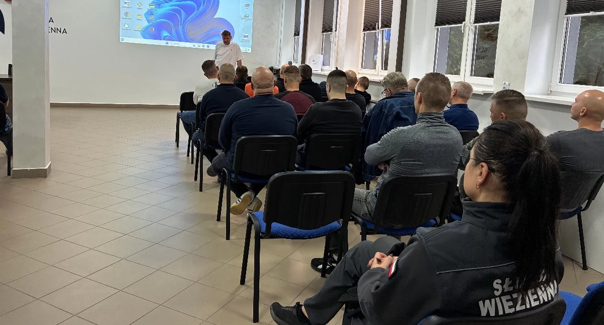 wernisaże spotkania, Polarnik Marek Kamiński odwiedził Zakład Karny Czerwonym Borze [FOTO] - zdjęcie, fotografia