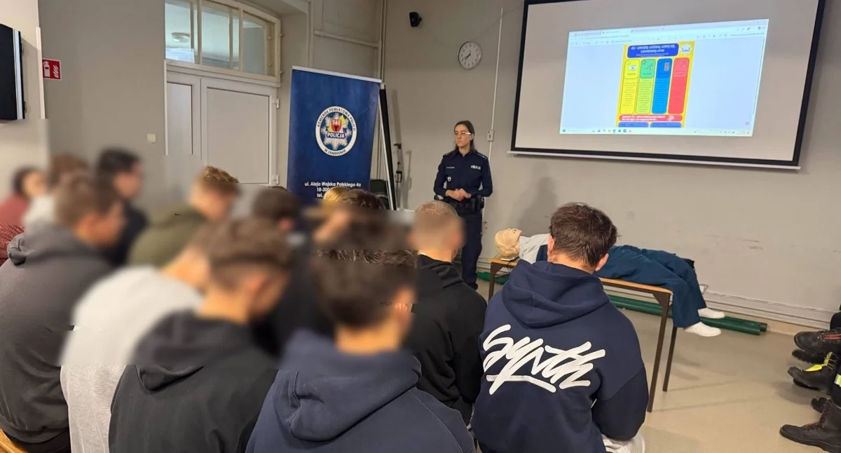 edukacja, Policjanci strażacy szkolili uczniów Zambrowie Uczyli zasad bezpieczeństwa kryzysie [FOTO] - zdjęcie, fotografia