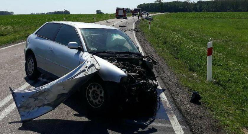 Zdjęcie przedstawia wynik zderzenia dwóch samochodów osobowych  na drodze krajowej nr 63 w okolicy miejscowości Osowiec w gminie Zambrów. Na miejscu pracują cztery zastępy straży pożarnej z PSP w Zambrowie, OSP w Starym Laskowcu i OSP w Starym Skarżynie.