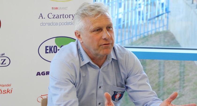Zdjęcie przedstawia byłego trenera Olimpii Zambrów. Wiesław Jancewicz przestał pełnić obowiązki trenera klubu z Zambrowa. To głównie pokłosie porażki w finale Okręgowego Pucharu Polski.