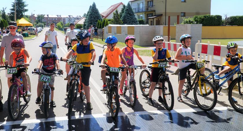 Rowerzyści na mecie wyścigów rowerowych o Puchar Burmistrza Miasta Zambrów.