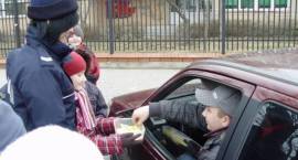 Policjanci i uczniowie SP5 wręczali kierowcom cytryny i jabłka
