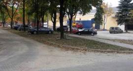 Parkingi przy hali, na której niedługo ruszy produkcja /Fot. G. Zawistowski