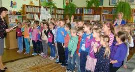 Pierwszoklasiści „Piątki” pasowani na czytelnika