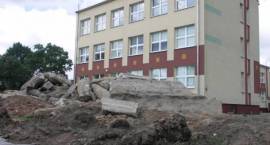 Trwa wymiana ogrodzenia przy Szkole Podstawowej nr 5 w Zambrowie /Fot. Grzegorz...