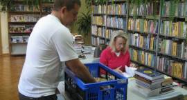 Pani Grażyna Kaczyńska ufundowała 137 książek Zambrowskiej Bibliotece Miejskiej. /fot....
