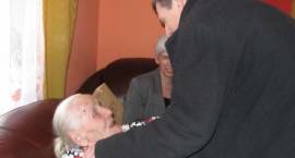 Pani Helena Zalewska skończyła 100 lat. Z tej okazji odwiedziła ją rodzina i Burmistrz...