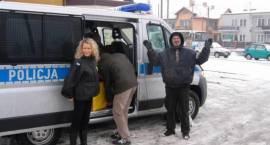 Policja, pracownik Caritas i wolontariusze odwiedzali bezdomnych 15 stycznia /Fot. KPP...
