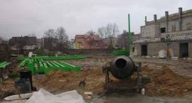 Budowa hali przy ZSO - widok na przyszłą płytę boiska, po prawej widać trybuny i część...