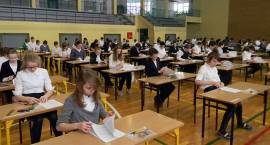 Uczniowie klas szóstych SP4 chwilę przed rozpoczęciem sprawdzianu