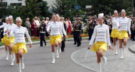 Przemarsz ulicami miasta: MMOD z Zambrowa