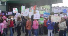 Pikieta uczniów SP3 przeciw agresji i przemocy
