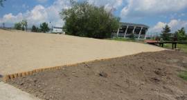 Zalew miejski pięknieje - nowy pomost i usypana plaża