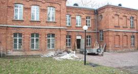 Remontują zabytkowy budynek
