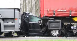 Karambol na drodze nr 8 w dn. 25.04.2012 r. Samochód osobowy zmiażdżony pomiędzy dwiema...