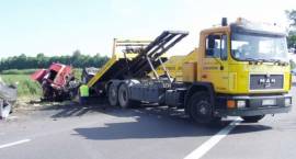 Skutki wypadku ciężarowej Scanii z naczepą przewożącej miał, na krajowej ósemce w...