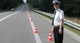 Policjanci z Sekcji Ruchu Drogowego KPP w Zambrowie - zabezpieczają teren wypadku /Fot....