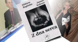 Fot. Najnowszy tomik Janusza Kuleszy i Elżbiety Bagińskiej - pt. Z dna serca (z tyłu po...