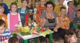Przedszkolaki z MP4 uczyły się malowania jajek woskiem pod okiem babci Adasia i Ali...