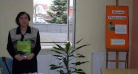 Spotkanie uczniów szkół podstawowych z pisarką Renatą Piątkowską w MBP.