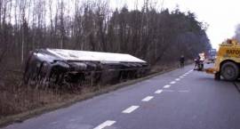 TIR wpadł do rowu na trasie nr 8 w okolicach miejscowości Żabikowo /Fot. SOS ASSISTANCE...