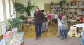 Przedszkolaki z MP4 z wizytą w Miejskiej Bibliotece Publicznej