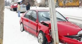 Pijany kierowca wjechał w słup trakcji elektrycznej. Fot. KWP Białystok