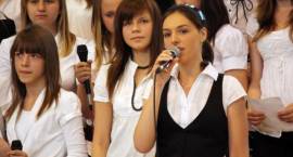 Pożegnanie absolwentów w MG1. Pożegnalną piosenkę śpiewa Katarzyna Szymkowiak
