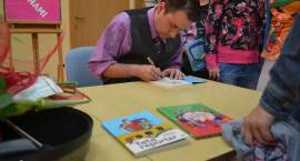 Spotkanie zambrowskich uczniów z Sergiuszem Pinkwartem w Miejskiej Bibliotece...