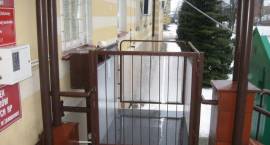 Platforma do wózków przy wejściu głównym do budynku ul. Fabryczna 3