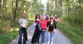 Sprzątanie świata 2006 przez uczniów MG1 w Zambrowie /Fot. MG1