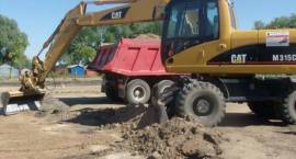Trwa budowa boisk przy SP3 w Zambrowie w ramach programu Orlik 2012 (2008.07.28-31)...