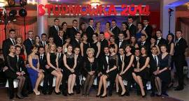 Studniówka Zespołu Szkół Ogólnokształcących - zdjęcia grupowe /Foto Piotrowscy