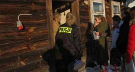 Policjanci, pracownicy Caritas i wolontariusze odwiedzili osoby bezdomne i samotne w...