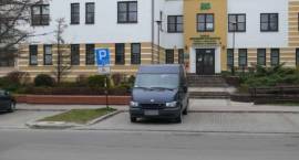 Zdjęcie z serii: SZACUNEK DLA NIEPEŁNOSPRAWNYCH. Ul. Fabryczna /Fot. 2008.04.04 -...
