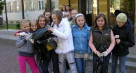 Uczniowie Czwórki włączyli się do akcji Sprzątanie Świata /Fot. Ewa Hryńko