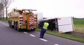 Nowa ciężarówka Volvo w rowie /Fot. SOS ASSISTANCE - Marek Rytelewski