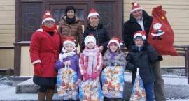 Wolontariusze  z ZSA, ZSO i MP1 oraz pracownicy OWR Caritas i GOPS obdarowywali...