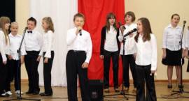 Ślubowanie uczniów klas pierwszych /Fot. Tadeusz Krassowski, www.zambrow.org