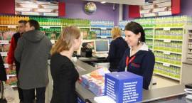 Uroczyste otwarcie Tesco w Zambrowie. Pierwsi klienci robią zakupy.