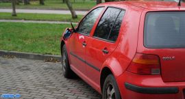 Wandale uszkodzili auta na AWP, 04.11.2017 r.