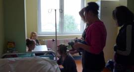 Wolontariusze podziękowali za trud i cięzką pracę w walce o ludzkie zdrowie pracownikom...