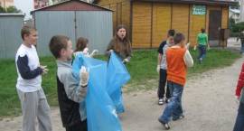 Uczniowie SP5 podczas sprzątania osiedla Raginisa